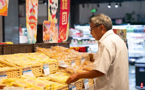 中秋佳節臨近，各式月餅搶“鮮”上市，食品市場迎來銷售熱潮